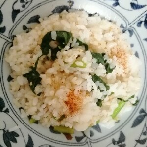 ほうれん草のおひたしみたいな炒飯＆七味でピリ辛